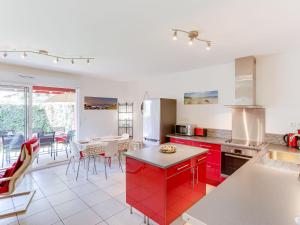 AmotzHoliday Home Mendi Bixta by Interhome的厨房配有红色橱柜和桌椅