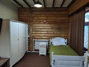 盖贝莱Fairy Tale的一间卧室设有一张床和木墙