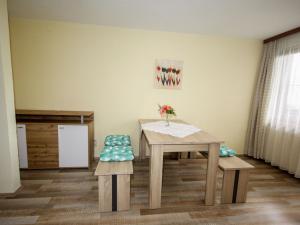 HochpillbergApartment Jägerhof-3 by Interhome的一间设有一张桌子、两张凳子和一张桌子的房间