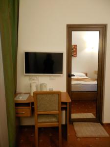 巴克乌安纳利亚出租旅馆的客房设有一张带电视和镜子的书桌
