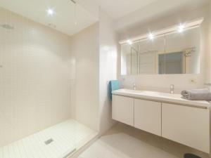 布列登Apartment Seaside 4-02 by Interhome的白色的浴室设有水槽和镜子