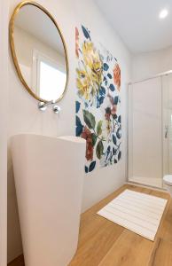 圣塞瓦斯蒂安BIG 4 ROOMS in a Centric Home Parking Included的浴室设有镜子和白色水槽