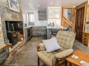 霍姆弗斯Ha'penny Cottage的带沙发和壁炉的客厅