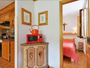 蓬尼亚Apartment Genziana by Interhome的厨房里木柜顶部的电视机