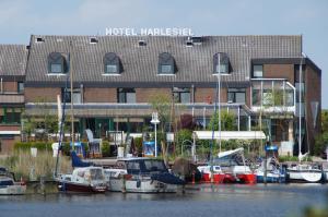 哈勒西尔威勒瑟尔酒店的停靠在大楼前的一组船
