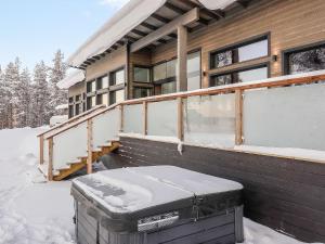 KarjalaisenniemiHoliday Home Villa kallas by Interhome的雪中的房子,前面有床垫