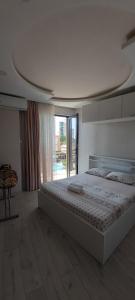 巴统ANDREA Villa的白色的卧室设有床和大窗户