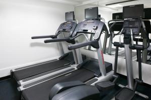 伦敦Club Quarters Hotel Covent Garden Holborn, London的健身房设有跑步机和椭圆机