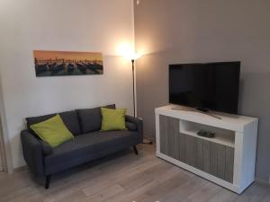 梅斯特Marco's apartment -ideale per Venezia-的带沙发和平面电视的客厅