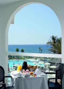 内尔哈Ona Marinas de Nerja Spa Resort的海景用餐室
