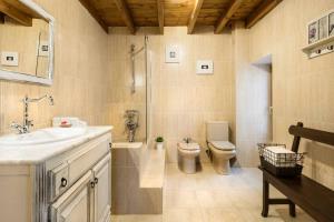 AdinoCasa Magdalena: mar y montaña的一间带水槽、卫生间和淋浴的浴室