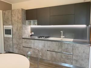 阿巴诺泰尔梅Appartamento Internazionale 2的厨房配有不锈钢橱柜和水槽