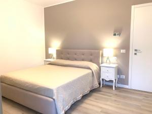 阿巴诺泰尔梅Appartamento Internazionale 2的一间卧室配有两张床,还有一个床头柜和两盏灯。