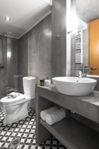 奥林匹亚达Kalokerino的一间带水槽和卫生间的浴室