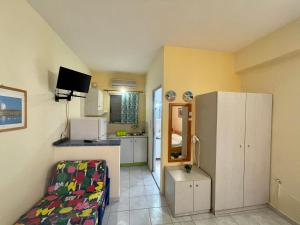 尼基亚娜马蒂纳公寓酒店的小房间设有床和厨房