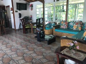 Hermosa Casa de campo grande con aire acon,wifi,piscina,billar !villa ensueño !的休息区