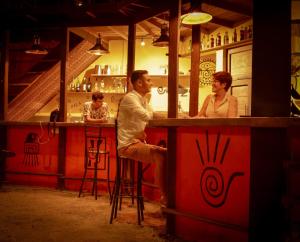 埃尔扎伊诺Barranquero Hotel的坐在酒吧的男人和女人