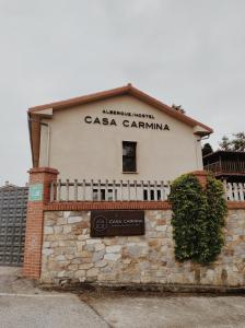 纳隆河畔穆罗斯Casa Carmina Hostel的一座有卡萨卡坦蒂娜标志的建筑
