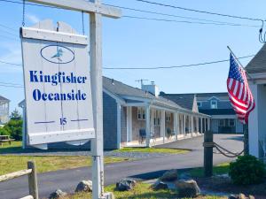 丹尼斯港Kingfisher Oceanside的悬挂美国国旗的房子前的标志