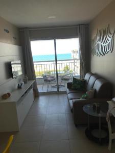 福塔莱萨Beach Way - Apartamento no Porto das Dunas的带沙发的客厅,享有海景