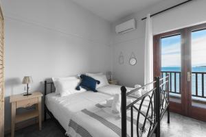 奥林匹亚达Kalokerino的一间卧室设有一张床,享有海景