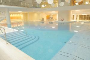 Hotel Mirna - Terme & Wellness Lifeclass内部或周边的泳池