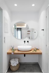 圣安娜纳克索斯Iades Studios & Apartments的一间带水槽和镜子的浴室