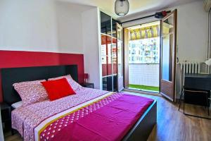 马赛Climatisé Gare StCHARLES 4 chambres Grand Balcon / experience-immo的卧室配有粉红色的床和红色枕头
