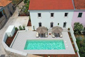 博扎瓦Villa Mira with a heated pool and a sea view的相册照片