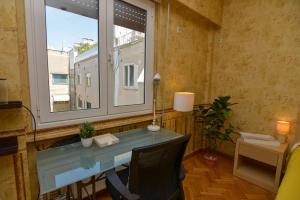 雅典Athens Stylish studio in front of Syntagma metro stop for 2的办公室,带桌子和窗户