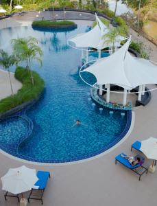董里Rua Rasada Hotel - The Ideal Venue for Meetings & Events的享有度假村游泳池的顶部景致