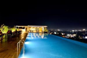 日惹Student Park 636 by We Stay的享有城市美景的夜间游泳池