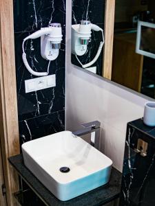 米科瓦伊基Cobalt Apartments的浴室设有白色水槽和镜子
