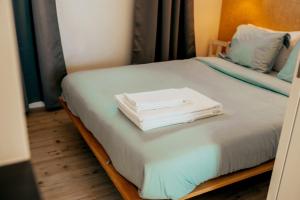 邦巴拉尔Cabanas da Colina的床上有两条白色毛巾