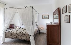 卡塔尼亚Your Apartment Catania的一间卧室配有一张带天蓬的床