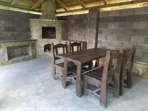 波恰耶夫House of Vitaliy的带壁炉的客房内的一张木桌和椅子