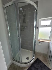 埃尔斯米尔港87号客房旅馆的带淋浴的浴室(带玻璃淋浴间)