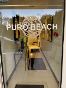 米兹多洛杰Residence Puro Beach - Adults only的有一个存储窗口,上面有探针