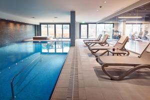 伊斯坦布尔Antwell Suites的大楼内带椅子的游泳池