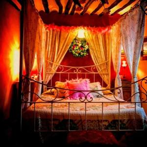 ValeriaLa Quinta de Malu的一间卧室配有一张带天蓬和窗帘的床