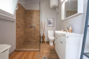 阿尔米罗斯海滩Lazaris Apartments的带淋浴、卫生间和盥洗盆的浴室