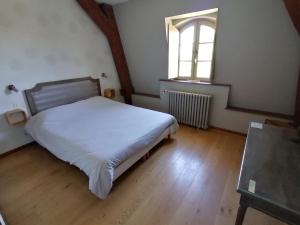 Saint-Boil白马之餐厅酒店的卧室配有白色的床和窗户。