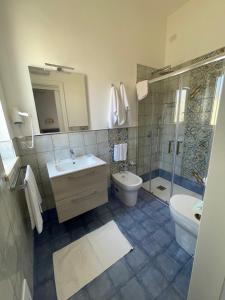 兰佩杜萨Albergo Moschella的一间带水槽、卫生间和淋浴的浴室