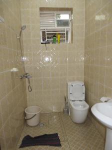 基加利Rooms in homely atmosphere near airport的一间带卫生间和水槽的浴室