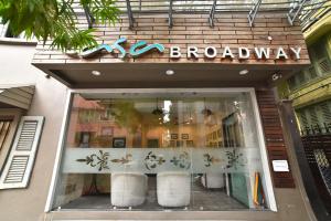 加尔各答Casa Broadway-A Boutique Hotel的商店前窗,上面有标志