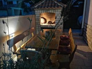 扎达尔露西亚公寓酒店的庭院设有砖炉、长凳和壁炉