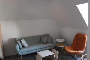 布鲁日Hotel Le Bois De Bruges的客厅配有沙发和两把椅子