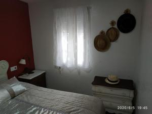 拉赫Apartamento Laxe con vistas al mar的一间卧室设有一张床和一个窗口