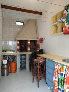 Apartamento Laxe con vistas al mar的厨房或小厨房