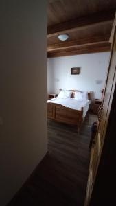 VidraPensiunea Drumul Iancului的卧室配有一张床